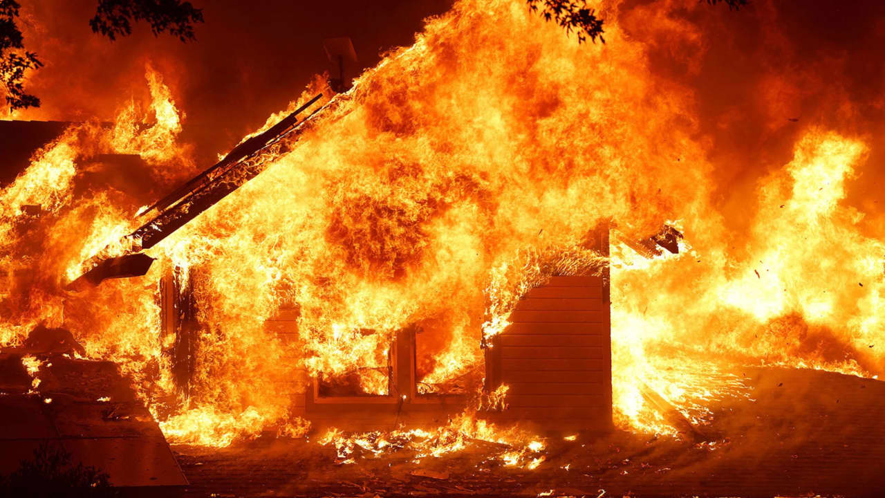 بالمكان واللحظة المناسبين.. مصور يرصد لحظة انفجار منزل بكاليفورنيا بسبب حريق غابات