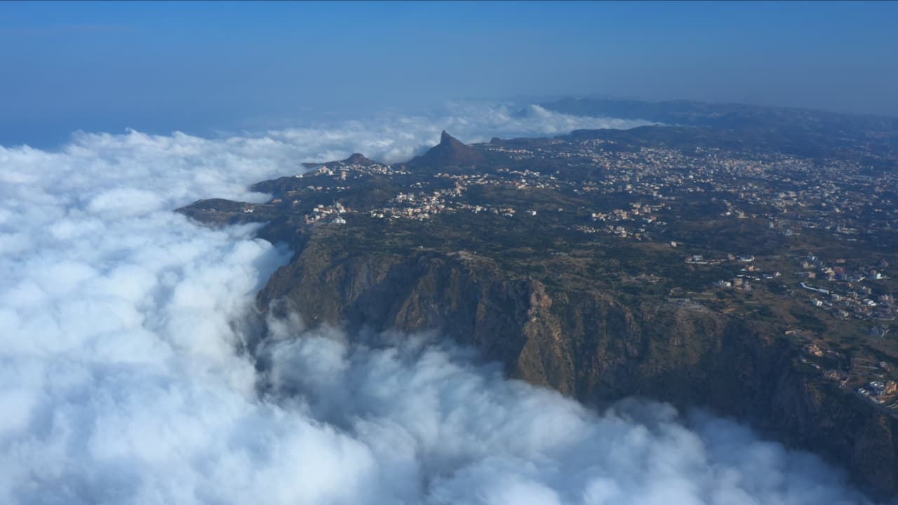 في السعودية.. مصور يوثق لحظة دخول أمواج من الغيوم على منطقة الباحة