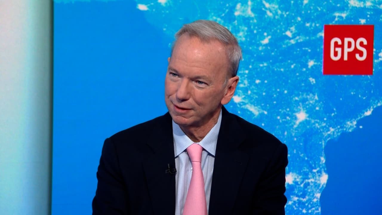 "مخيف للغاية".. شاهد ما قاله رئيس غوغل التنفيذي السابق عن تطور الذكاء الاصطناعي