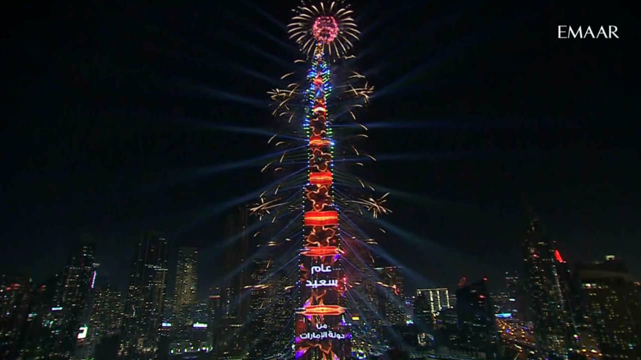 عروض ضخمة وأضواء مذهلة.. شاهد احتفال دبي بالعام الجديد