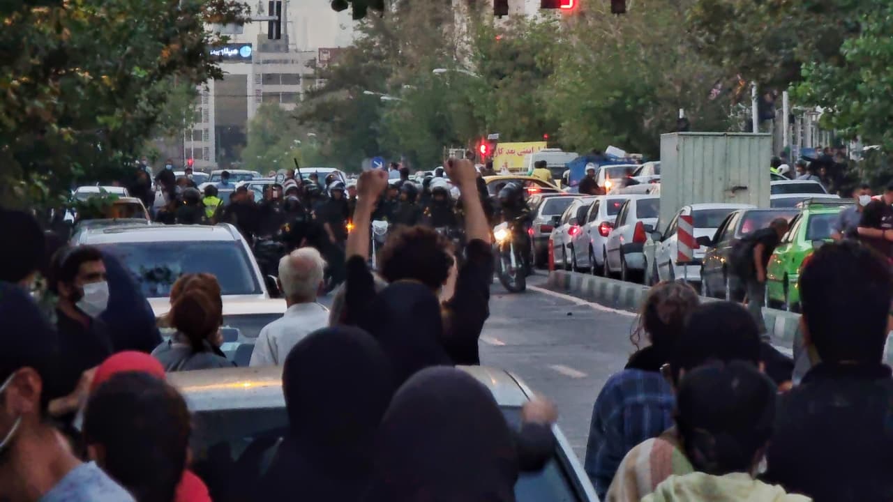 74 جلدة للمغني الإيراني مهدي يراحي بسبب أغنيته عن خلع الحجاب