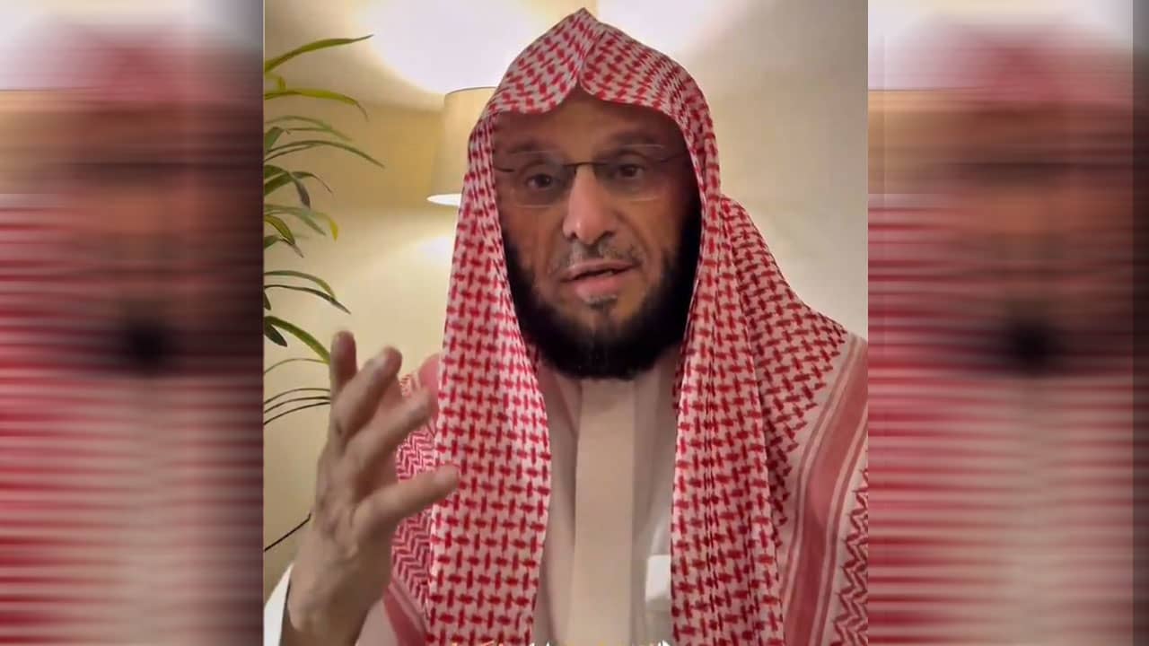 السعودي عائض القرني يشعل تفاعلا بتراجعه عن تعزية المصري أبو اسحق الحويني ونشطاء يتداولون التدوينة المحذوفة  