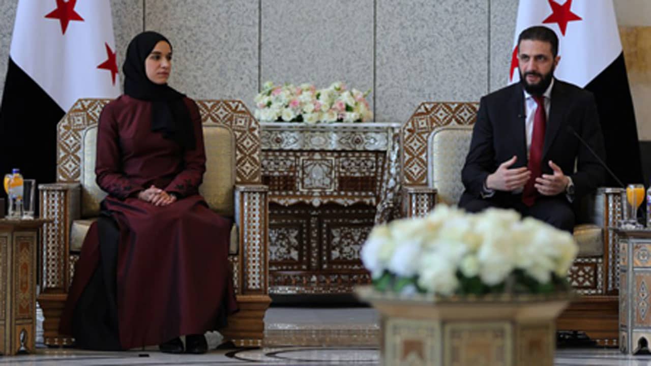 طريقة جلوسها وإطلالتها.. أول ظهور لزوجة أحمد الشرع لطيفة الدروبي بعيد الأضحى يشعل تفاعلا