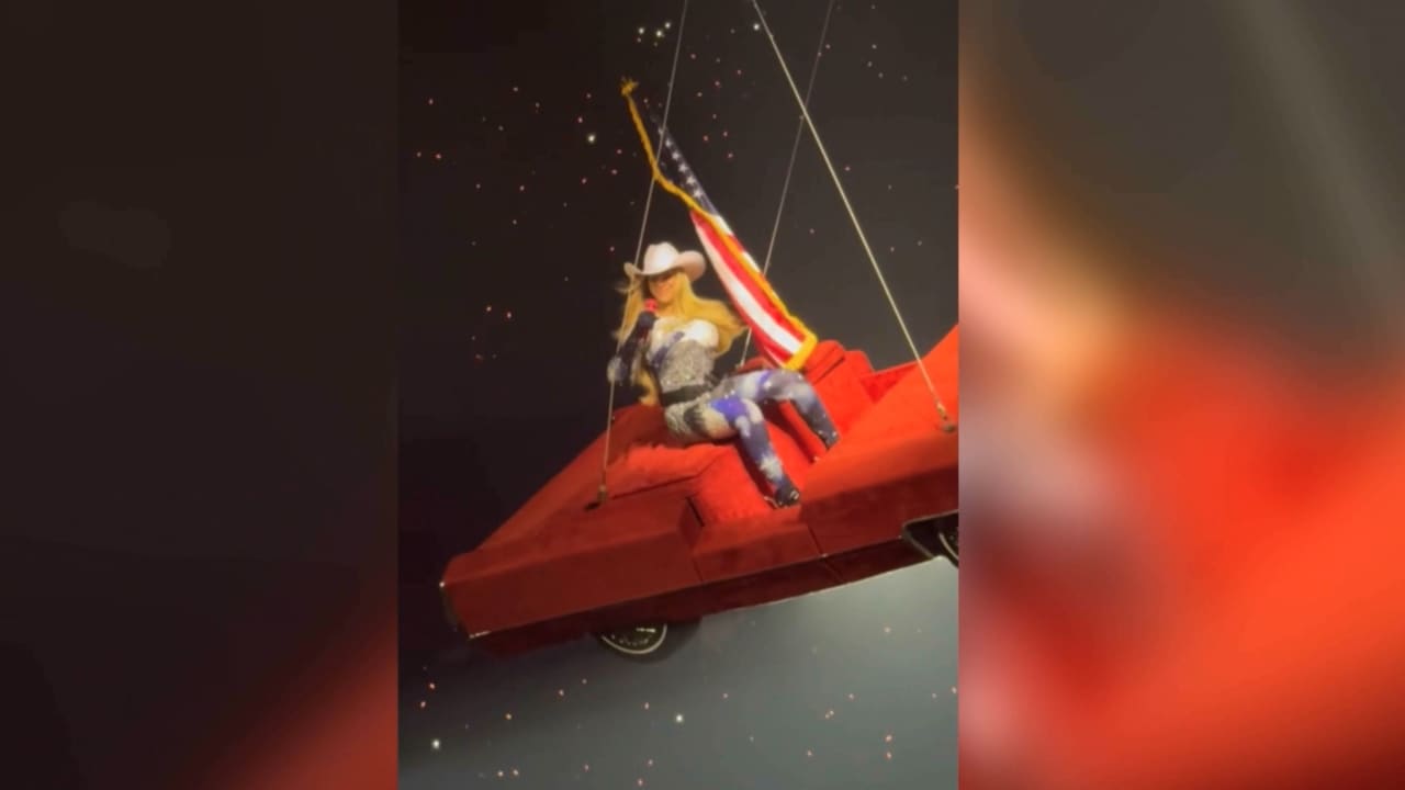 بيونسيه تتعرض لموقف محرج تسبب بوقف غنائها أثناء حفل.. شاهد ما حدث