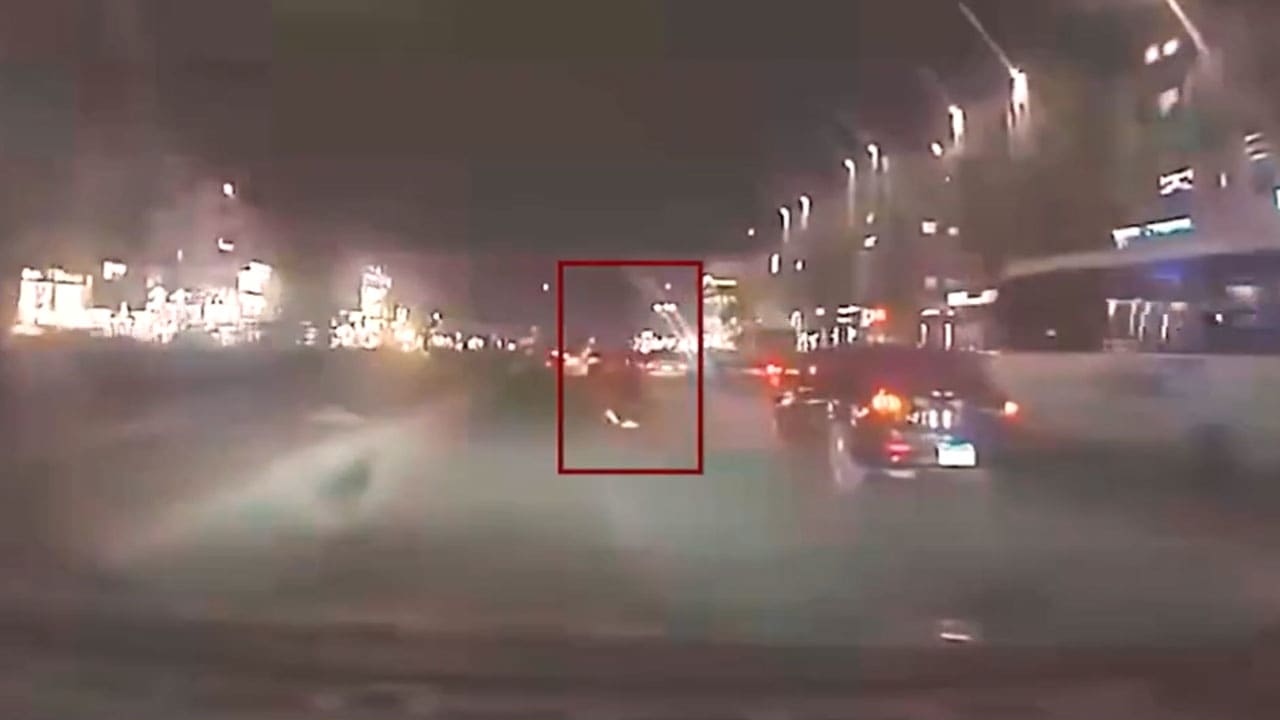 مصر.. فيديو صادم لحظة دهس فتاة في الشارع وما فعله السائق يثير تفاعلا والأمن يرد
