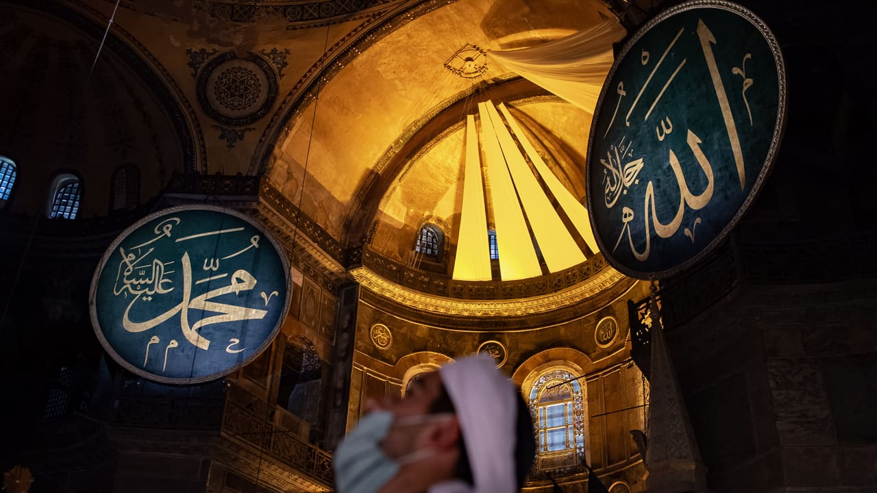 تركيا.. فيديو محاولة حرق مسجد آيا صوفيا ترصده كاميرا مراقبة يشعل تفاعلا 
