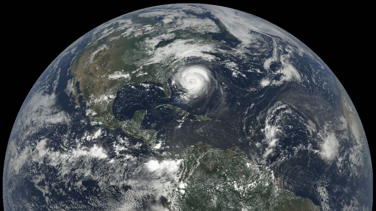 صورة مرعبة للإعصار "إيرين" وآخر التحذيرات الواردة بأمريكا