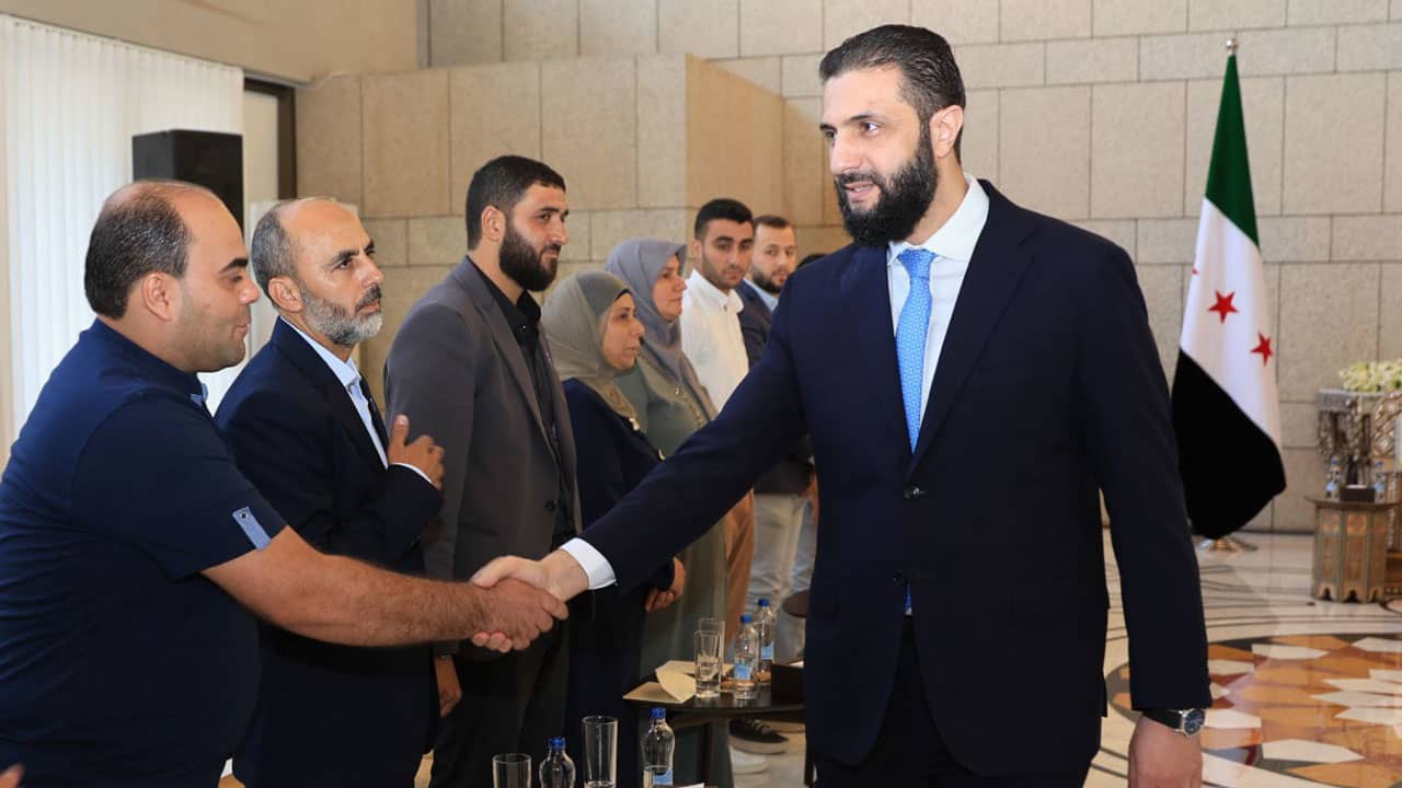 سوريا.. أحمد الشرع يثير تفاعلا بجملة قالها لناجين من مجزرة الكيماوي في الغوطة