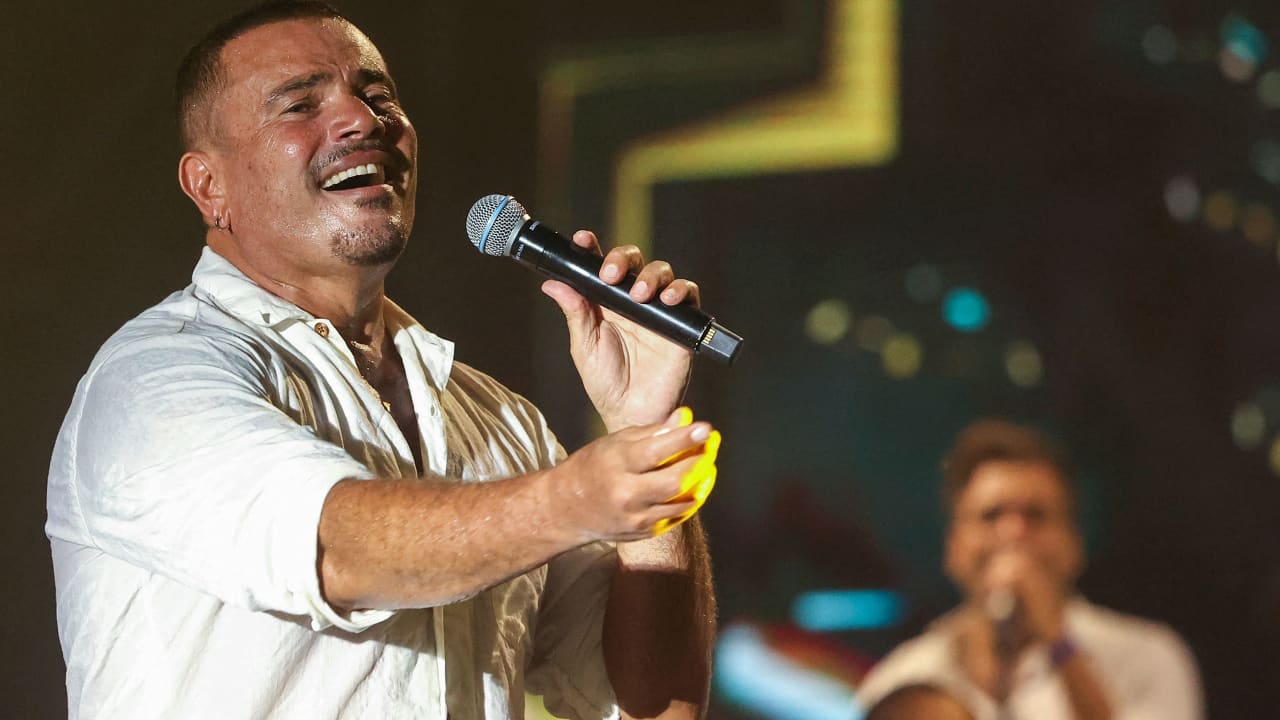 قبل حفله...زيارة عمرو دياب لرئيس الحكومة اللبنانية تثير التعليقات بسبب إطلالته