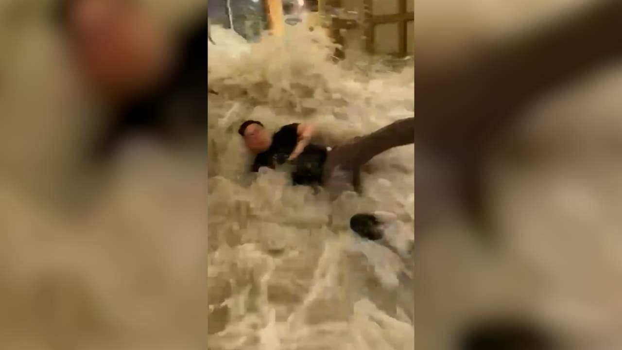 مياه سريعة جرفت الناس.. لحظات مرعبة من داخل فندق بهونغ كونغ وسط إعصار راغاسا