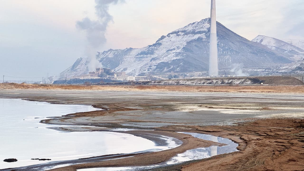 سحب عملاقة وفيضانات مدمرة واضطرابات اجتماعية.. صور تُظهر مستقبلًا مخيفًا للبشرية