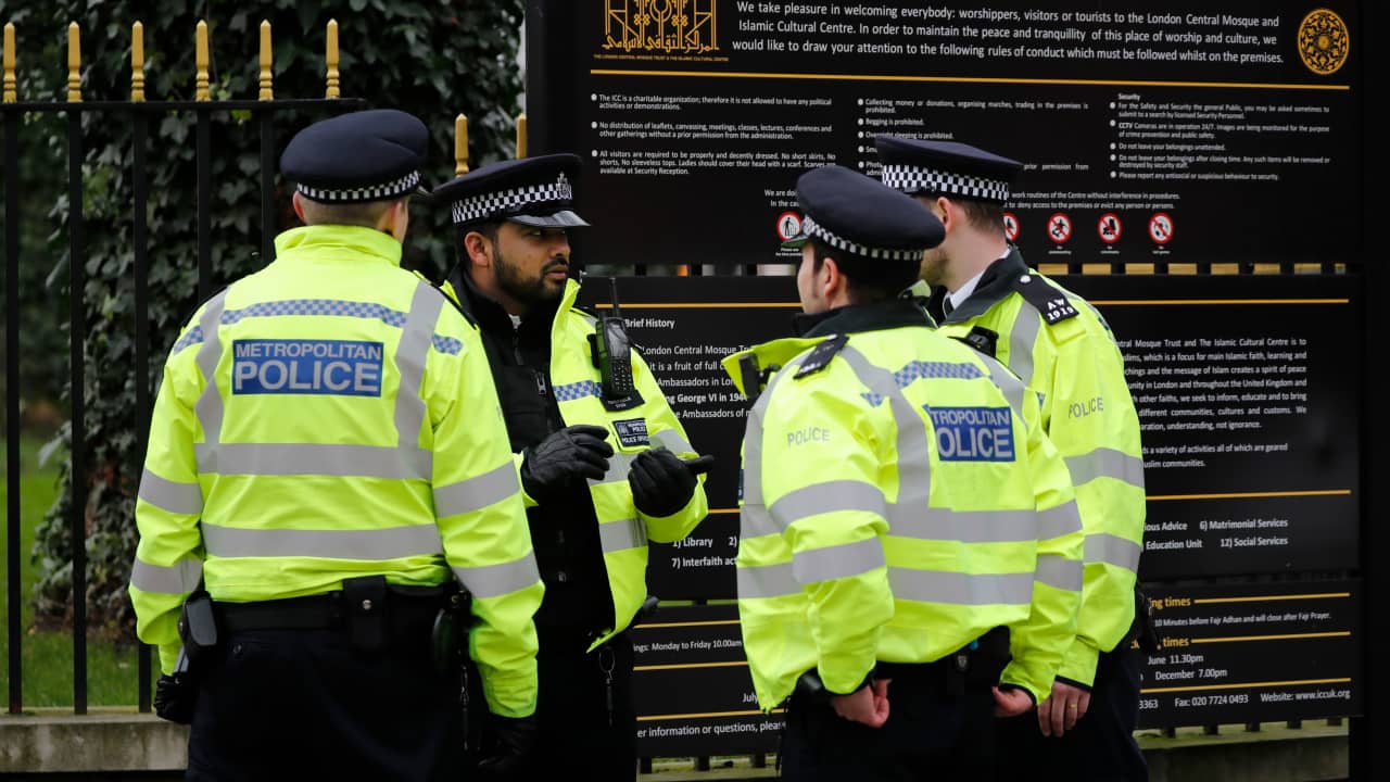 بعد هجوم الكنيس.. الشرطة البريطانية تعلن استهداف مسجد بحريق متعمد 