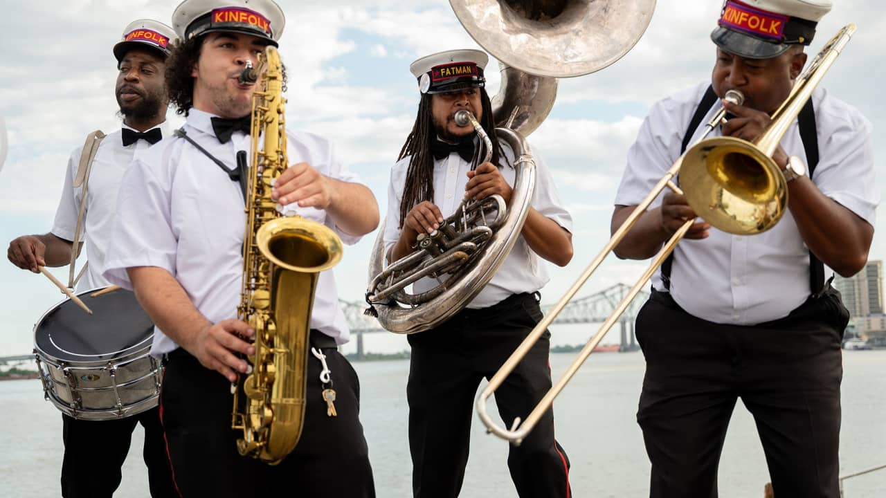 كيف تحوّلت الجنازات في نيو أورلينز إلى حفلات شوارع مبهجة