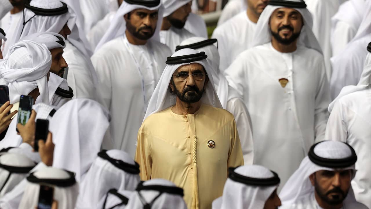 الإمارات.. فيديو تصرف محمد بن راشد مع مرافقين حاولوا ابعاد امرأة امامه يثير تفاعلا