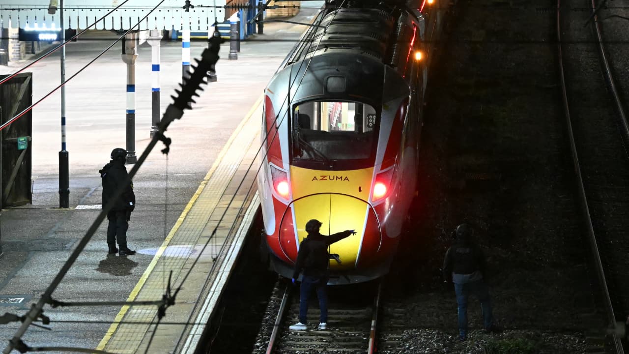 لندن.. ضجة حادث طعن جماعي بقطار وإصابة 10.. ماذا نعلم للآن؟