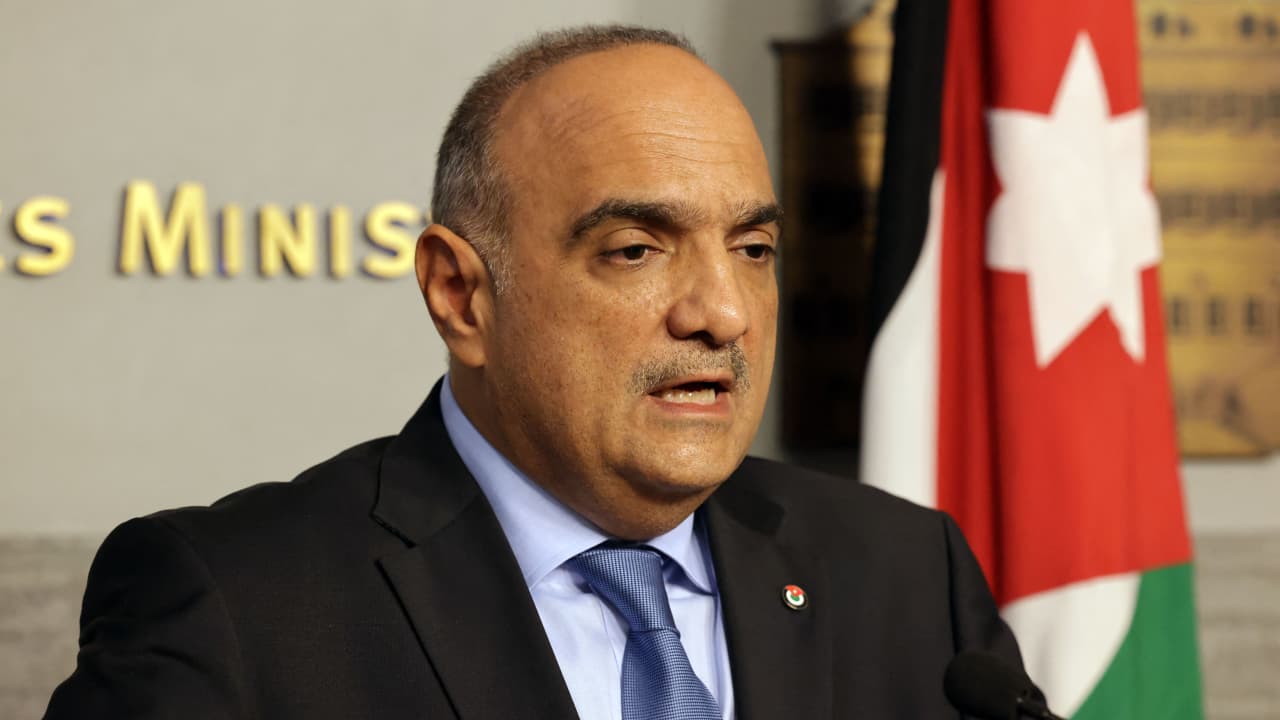 الأردن وتصريح "مدير المخابرات أقوى من رئيس الوزراء" يشعل ضجة.. ما حقيقة ما قاله بشر الخصاونة؟ 