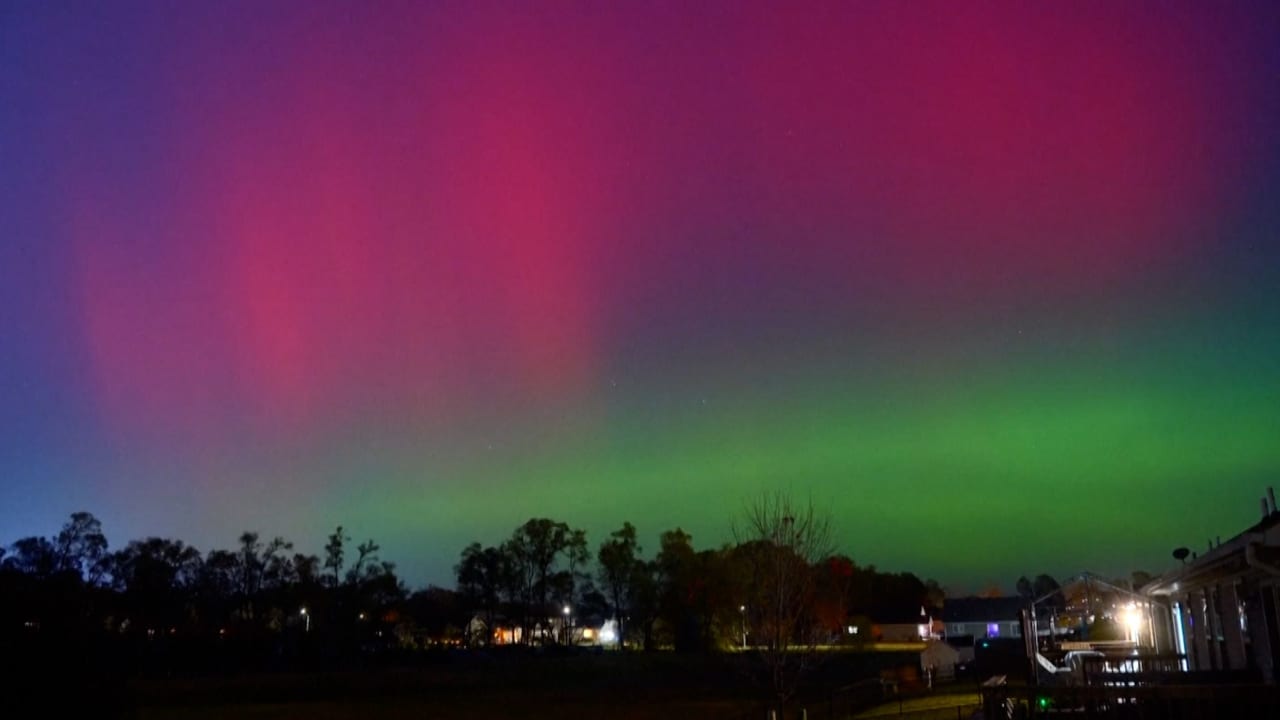 عاصفة جيومغناطيسية من ثورانين شمسيين تؤدي لظهور شفق قطبي مذهل