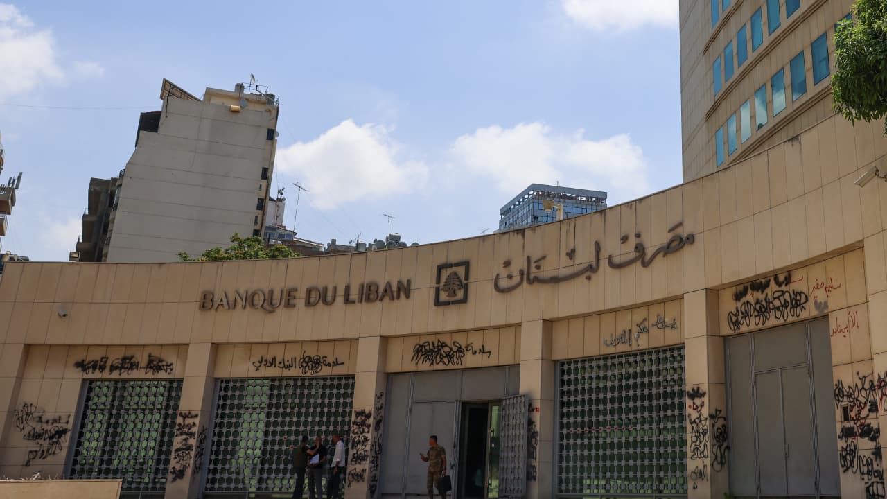 مصرف لبنان المركزي يفرض "إجراءات وقائية" على تداول العملات الأجنبية وتحويلها.. ويوضح السبب