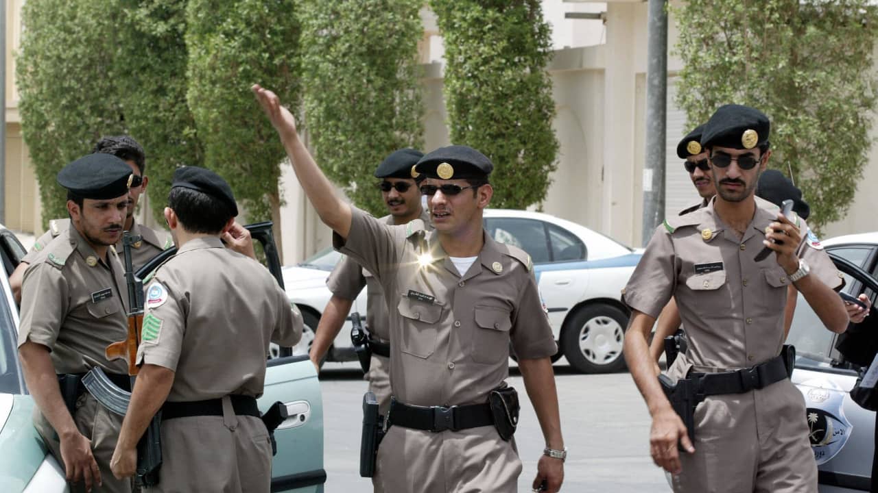 السعودية.. ضبط رجلين و3 نساء بمنزل شعبي والأمن يكشف ما فعلوه