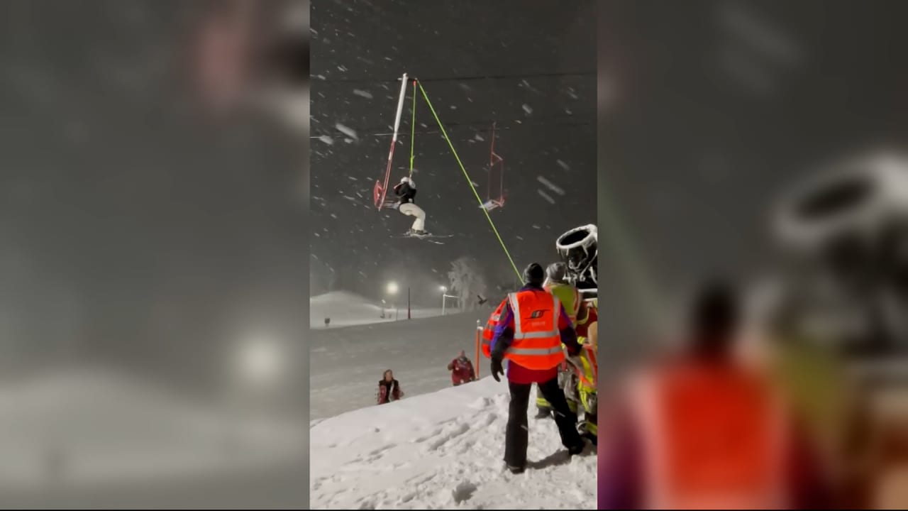 لحظات تحبس الأنفاس.. شاهد إنقاذ متزلجة من مصعد بعد انقطاع التيار الكهربائي