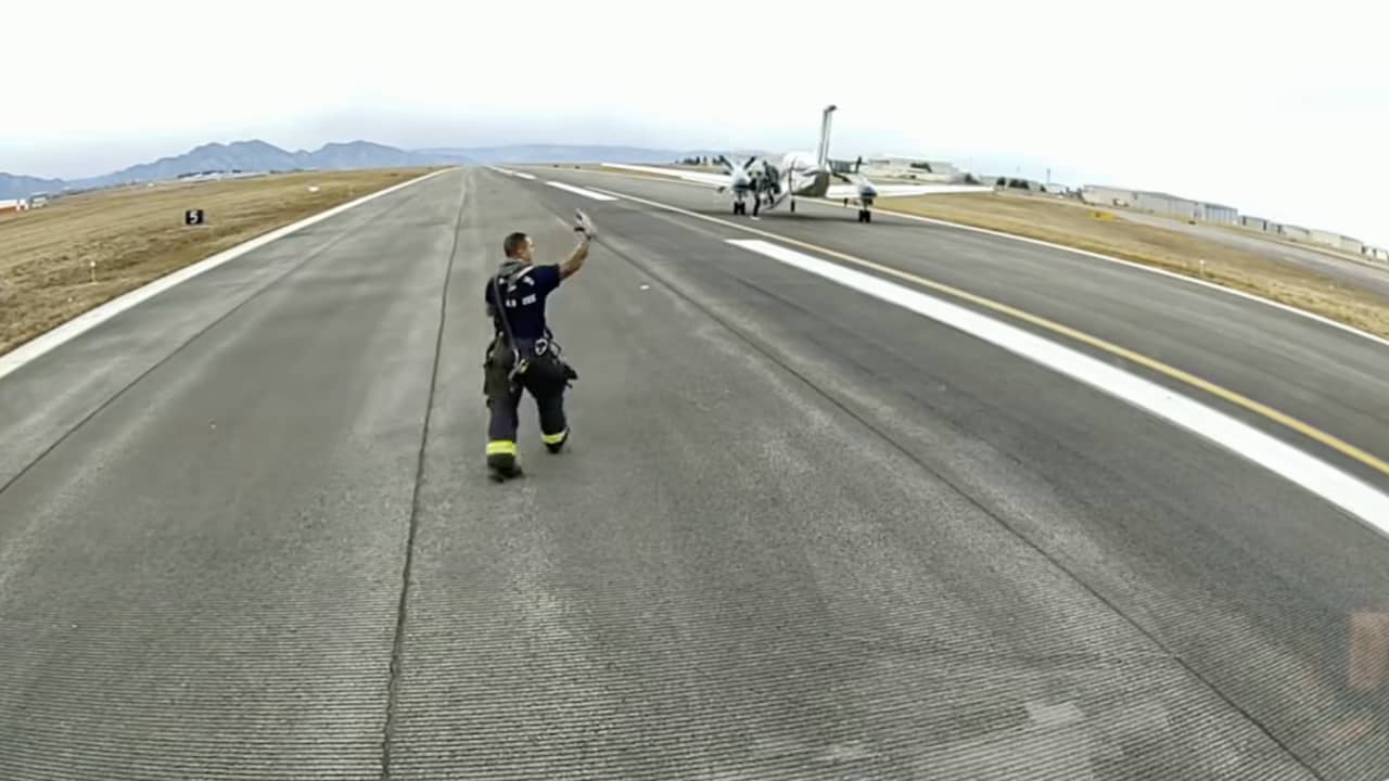 طائرة تهبط بنفسها بعد حالة طوارئ أثناء الطيران في سابقة هي الأولى من نوعها