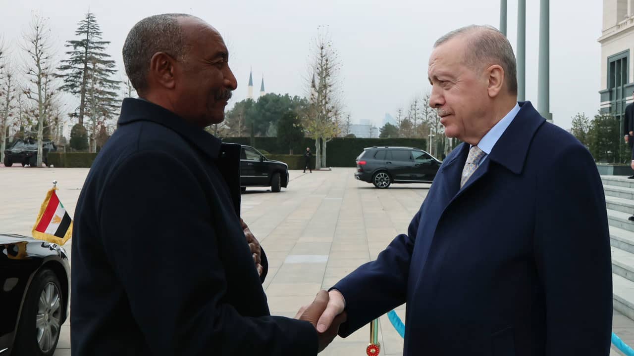 السودان.. فيديو تحية مختلفة من البرهان لرئيس استخبارات تركيا وكلمات عربية بحديث مع أردوغان 