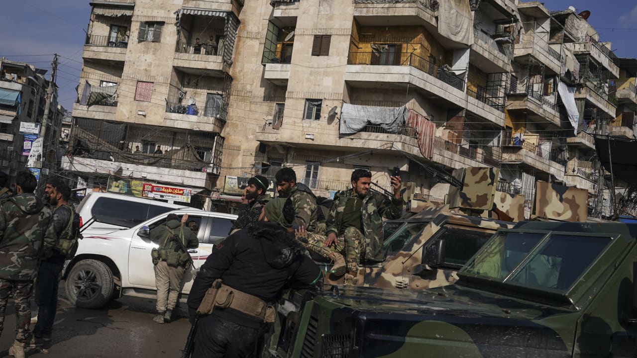 بعد اشتباكات حلب.. مقتدى الصدر يطلق دعوة لحفظ سوريا بجميع طوائفها