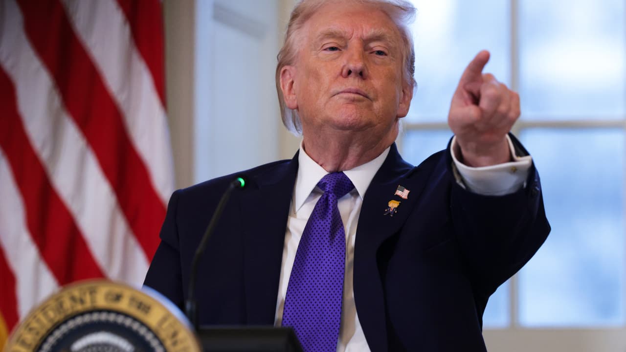 وسط جدل غرينلاند.. ترامب يعلن فرض تعريفات جمركية جديدة على دول أوروبية عارضت خطته