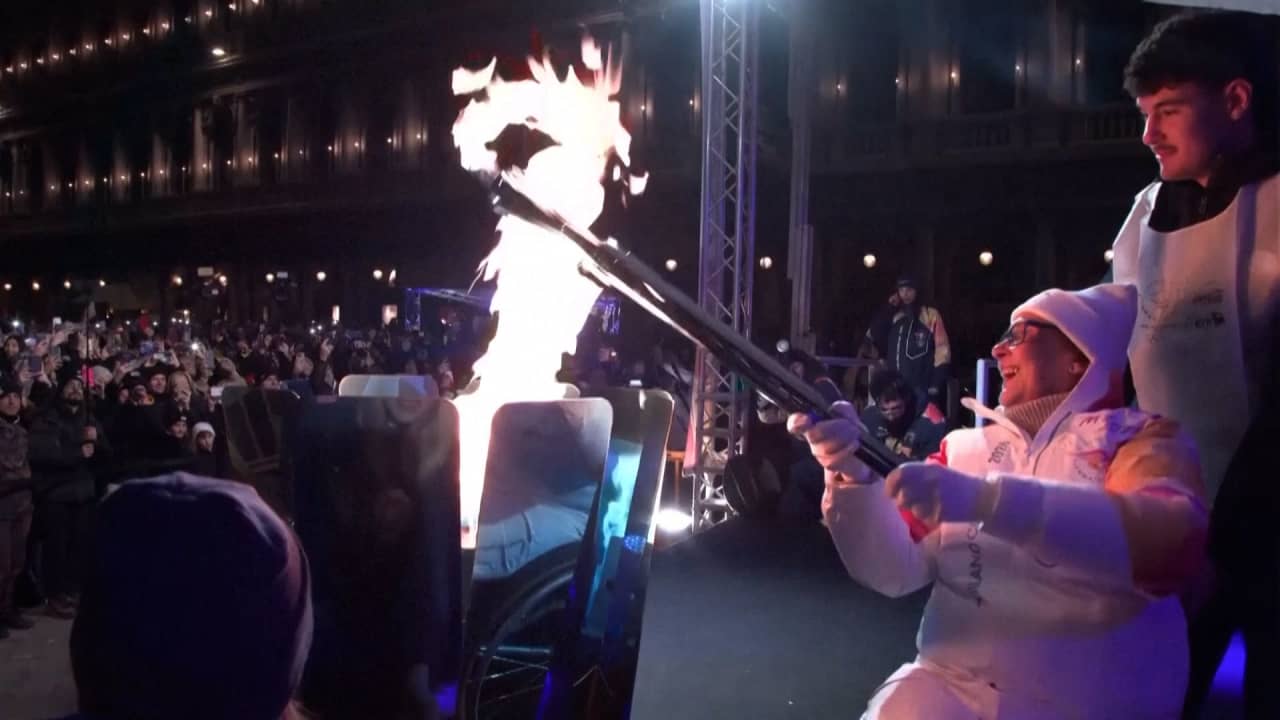 لحظة وصول الشعلة الأولمبية إلى البندقية استعداداً لأولمبياد شتاء 2026