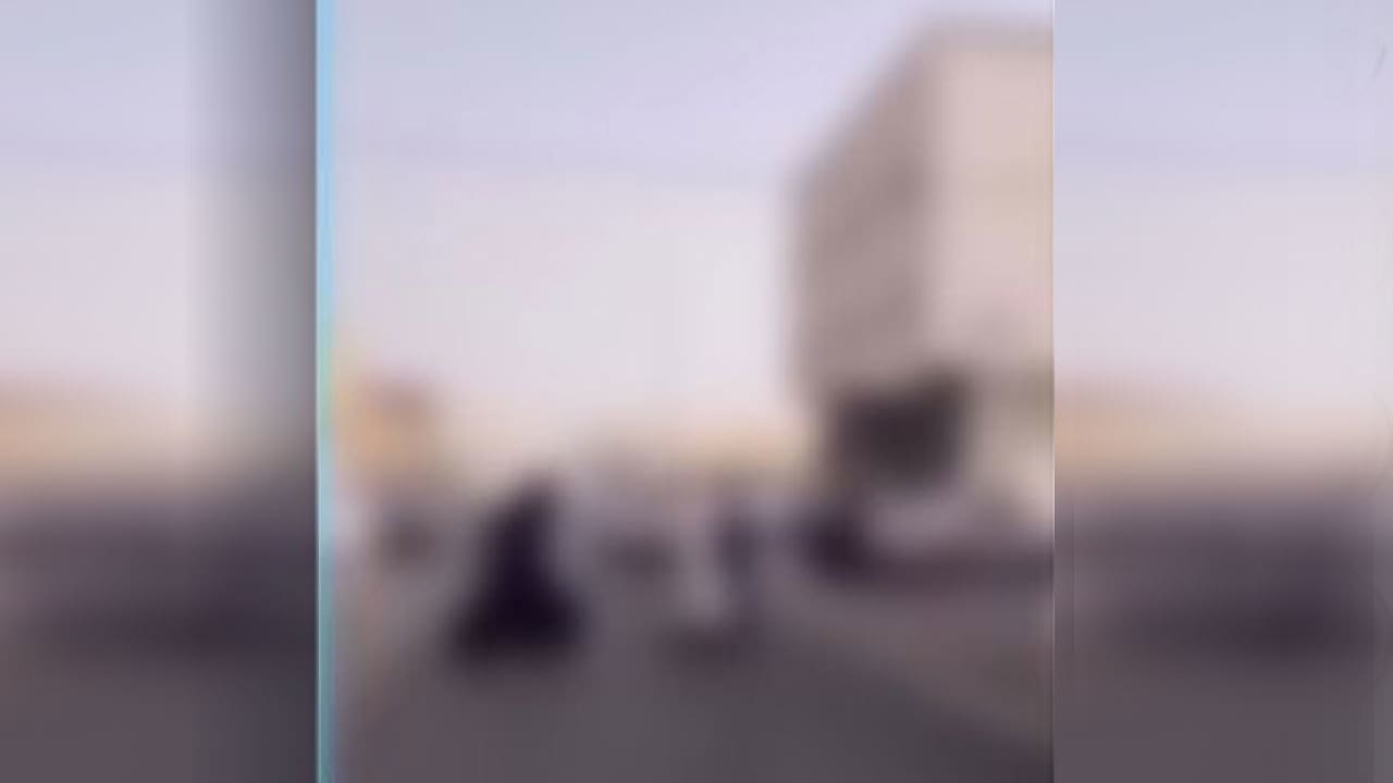 السعودية.. فيديو رجل يتشاجر مع امرأتين والأمن يعلق