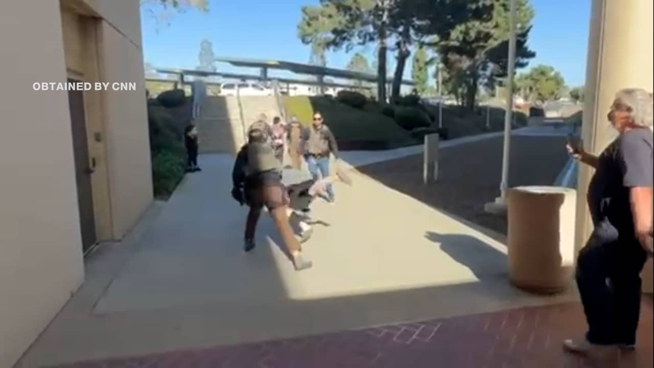 وكأنه في نزال معها.. فيديو يظهر ضابطا في ICE يطرح سيدة أرضا بقسوة