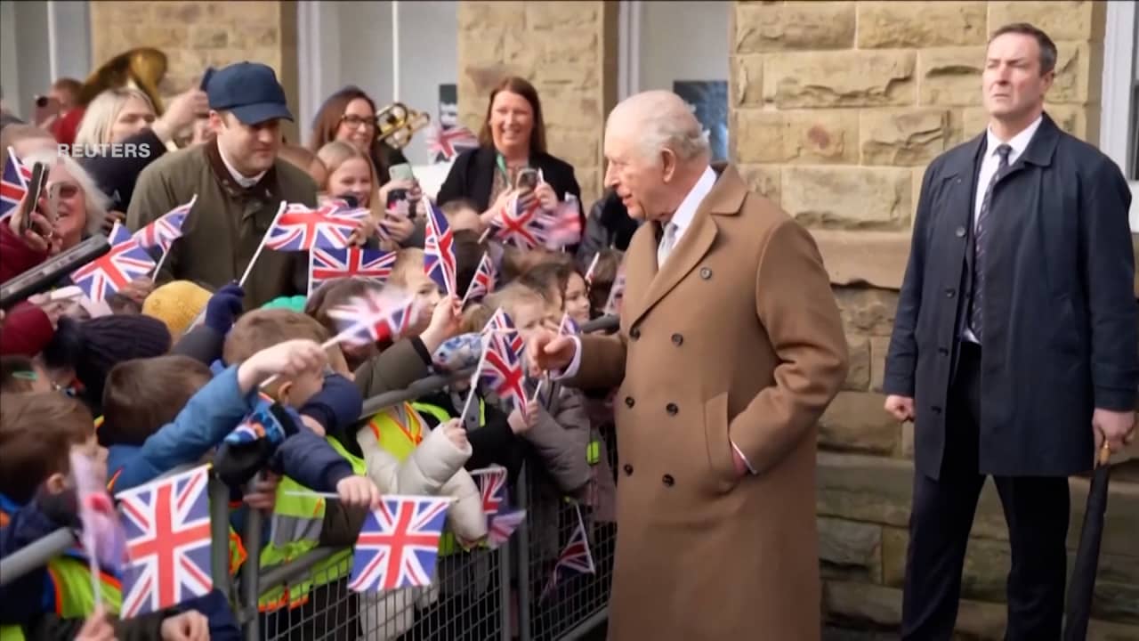 رجل يطرح سؤالا على الملك تشارلز بشأن أندرو وإبستين.. فكيف كان رد فعله؟