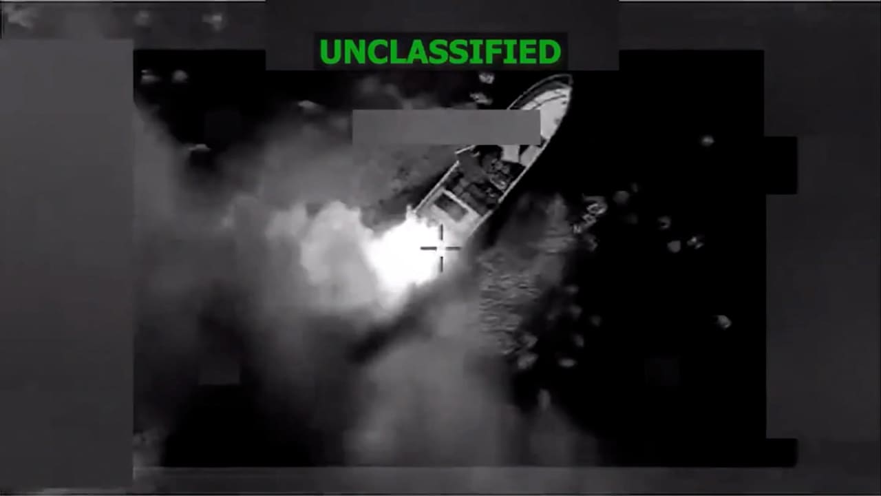 لحظة شنّ الجيش الأمريكي غارة على زورق يُشتبه في تهريبه المخدرات بالمحيط الهادئ