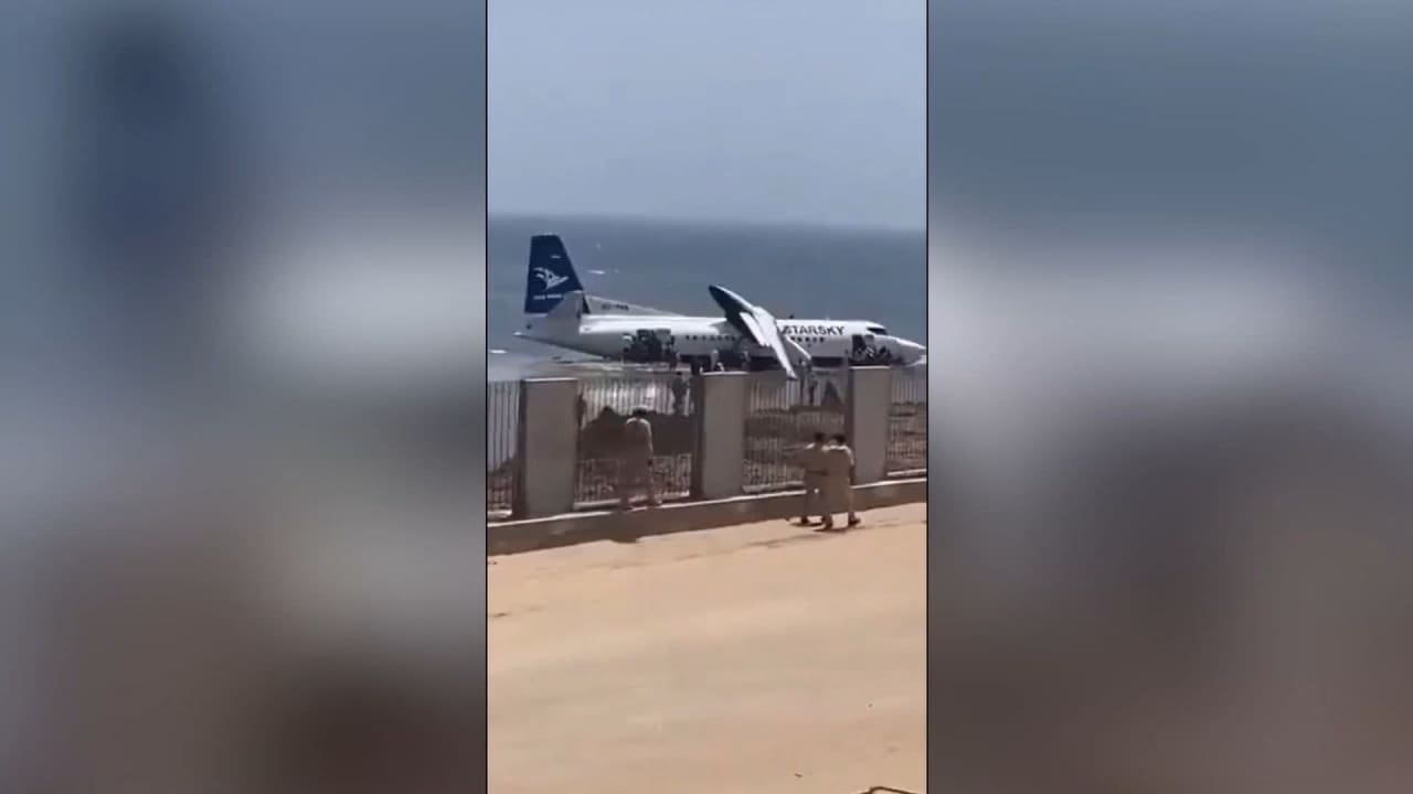 تحطم طائرة تقل 55 شخصًا في مطار مقديشو.. وجميع الركاب سالمون