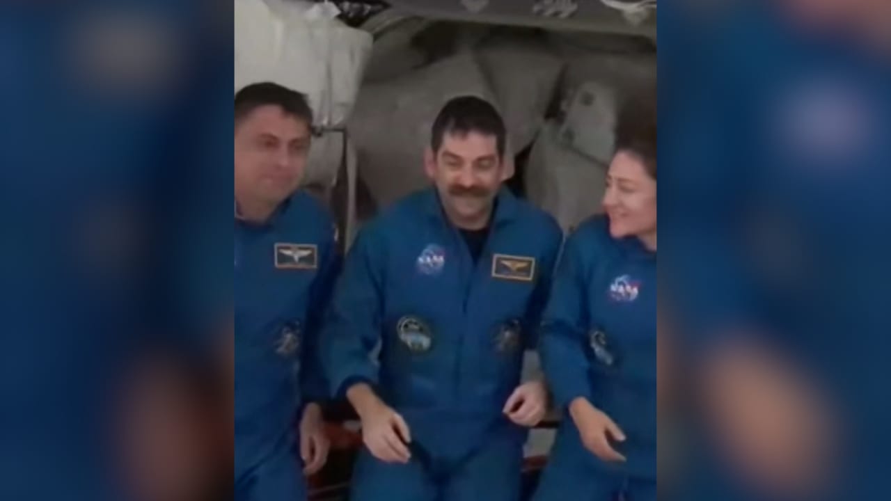 أفراد طاقم “Crew-12” يرسون في محطة الفضاء الدولية