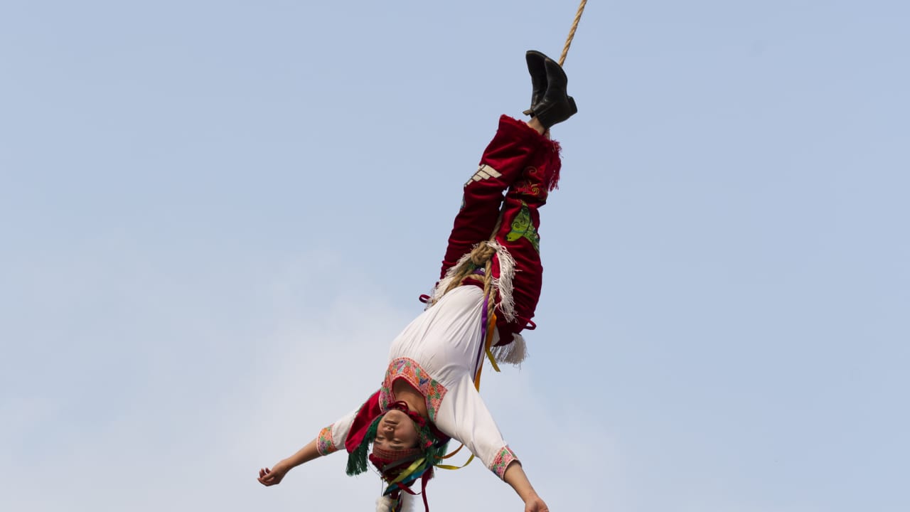 في المكسيك.. تتحدى النساء الجاذبية في هذا التقليد العريق