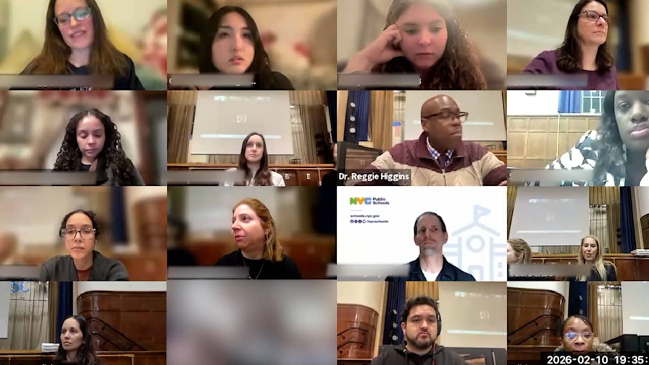 أستاذة في نيويورك تعتذر عن تعليقات "مسيئة عنصريًا" من ميكروفون مفتوح