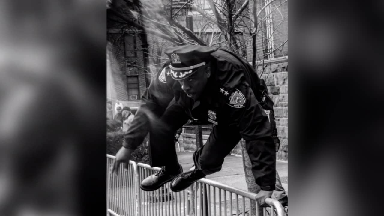 شاهد رد فعل شرطي من نيويورك على صورة مطاردته لمشتبه به في هجوم غرايسي مانشن الإرهابي