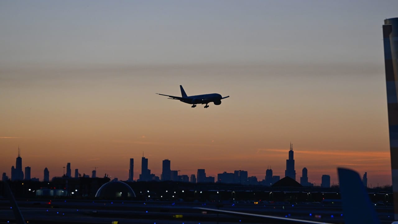 في خضم الحرب على إيران.. هل يجب حجز رحلتك الجوية من الآن؟