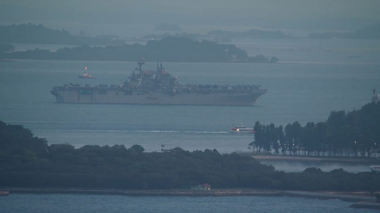 شاهد.. سفينة حربية أمريكية يُعتقد أنها تقلّ جنود مشاة بحرية إلى الشرق الأوسط تمرّ عبر سنغافورة