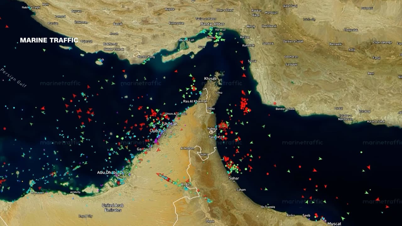 ما الذي يحدث حقًا في مضيق هرمز؟ إليكم ما كشفته بيانات الملاحة