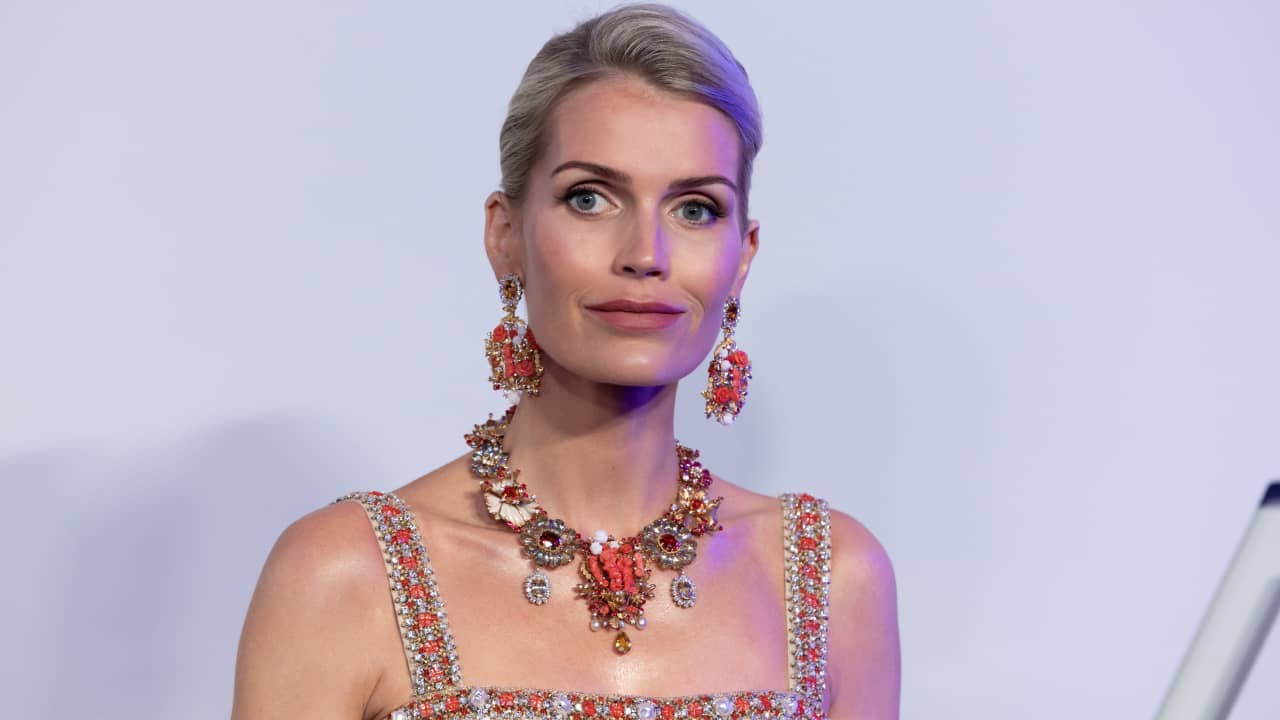 ابنة شقيق الأميرة ديانا كيتي سبنسر تتألق بفستان من القرن الثامن عشر في موناكو 