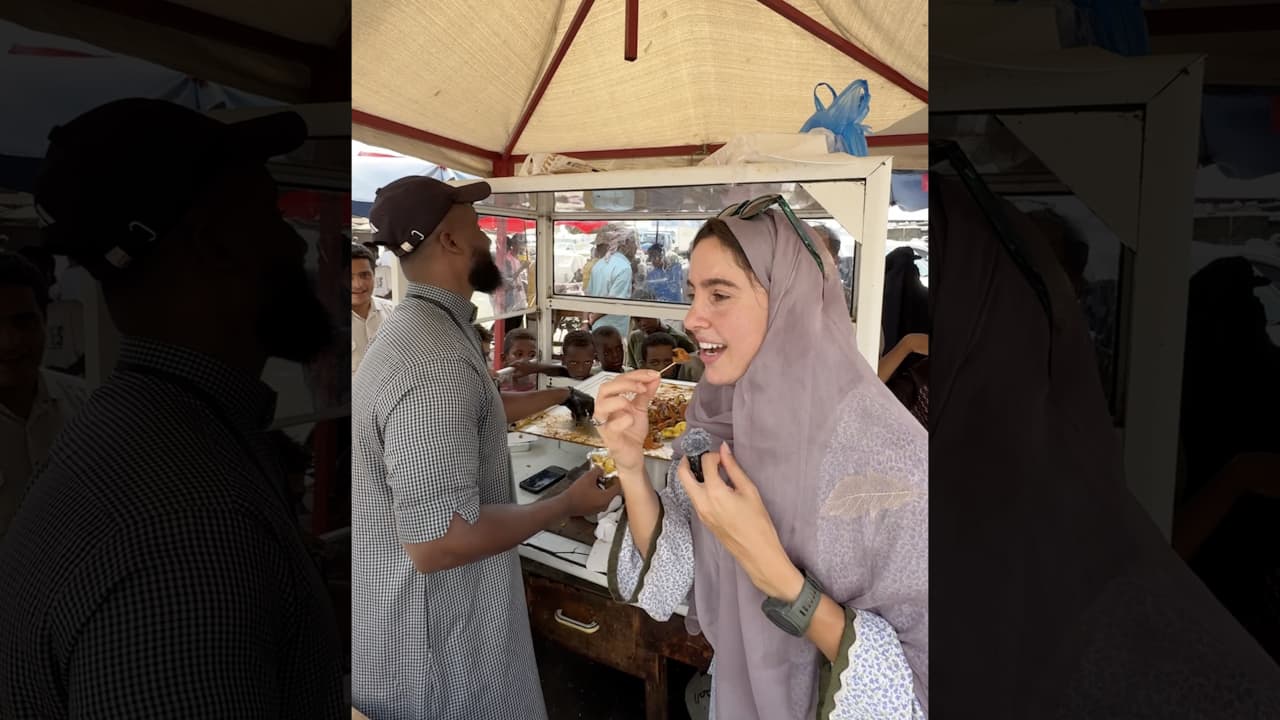 منها كبد سمك القرش.. مغامِرة تتذوق مأكولات الشارع اليمني الشهية