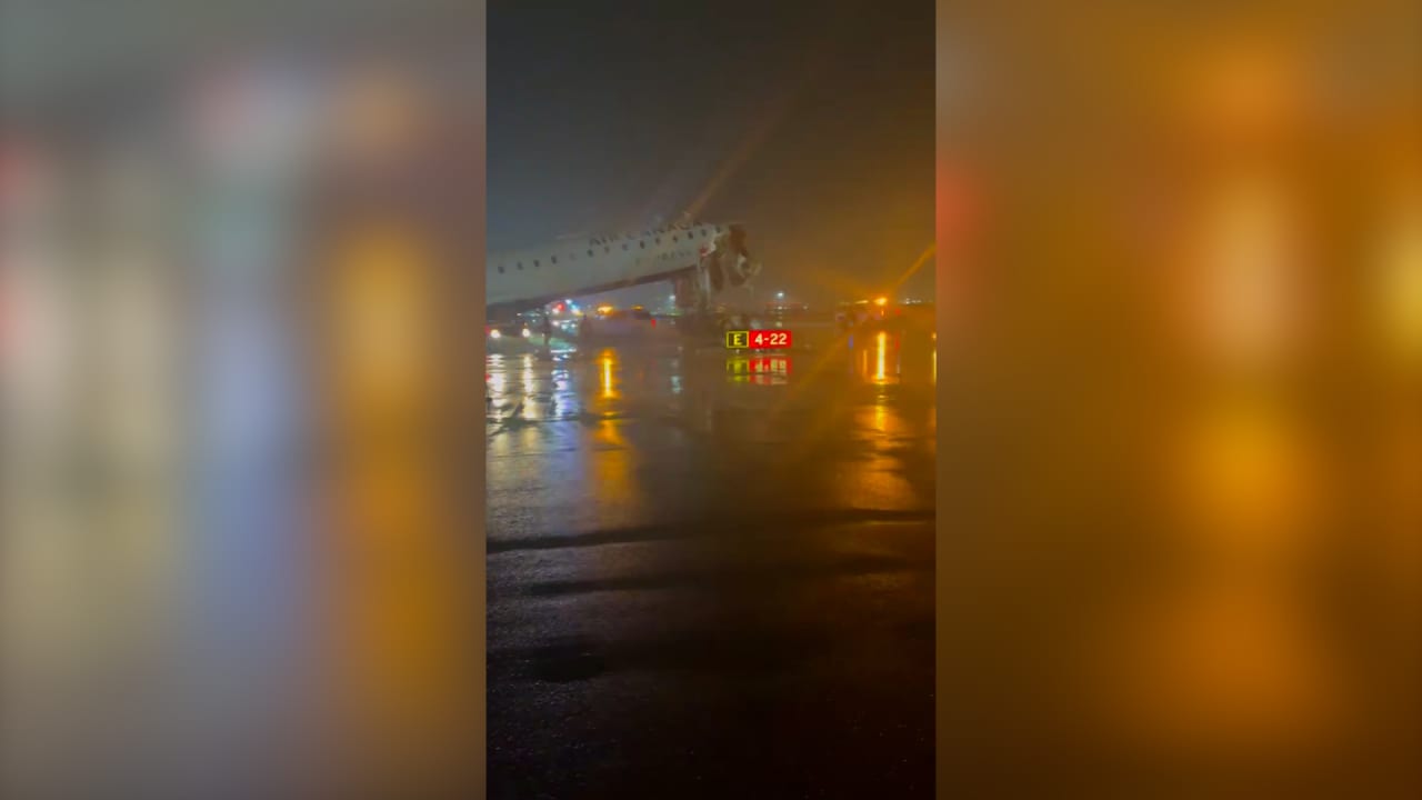 شاهد لحظة اصطدام طائرة الخطوط الجوية الكندية بشاحنة إطفاء في نيويورك