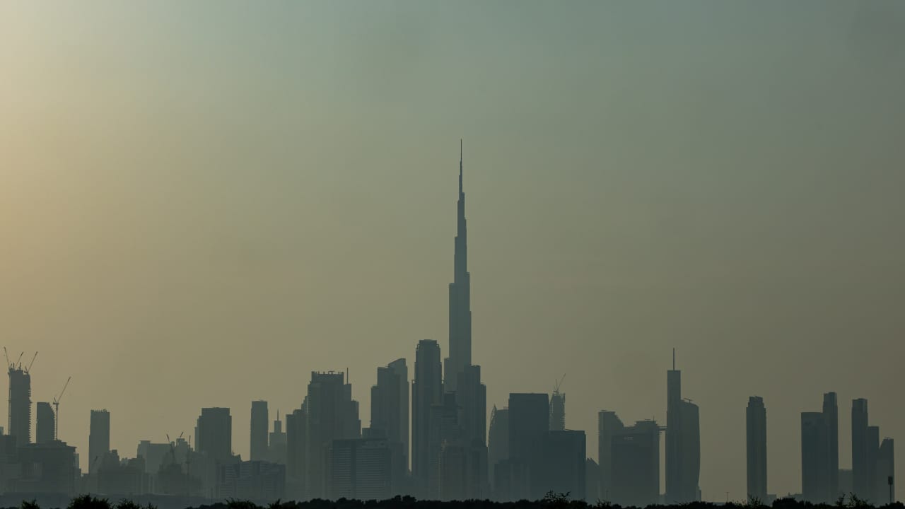 ومضات البرق أعلى برج خليفة تخطف الأنظار 