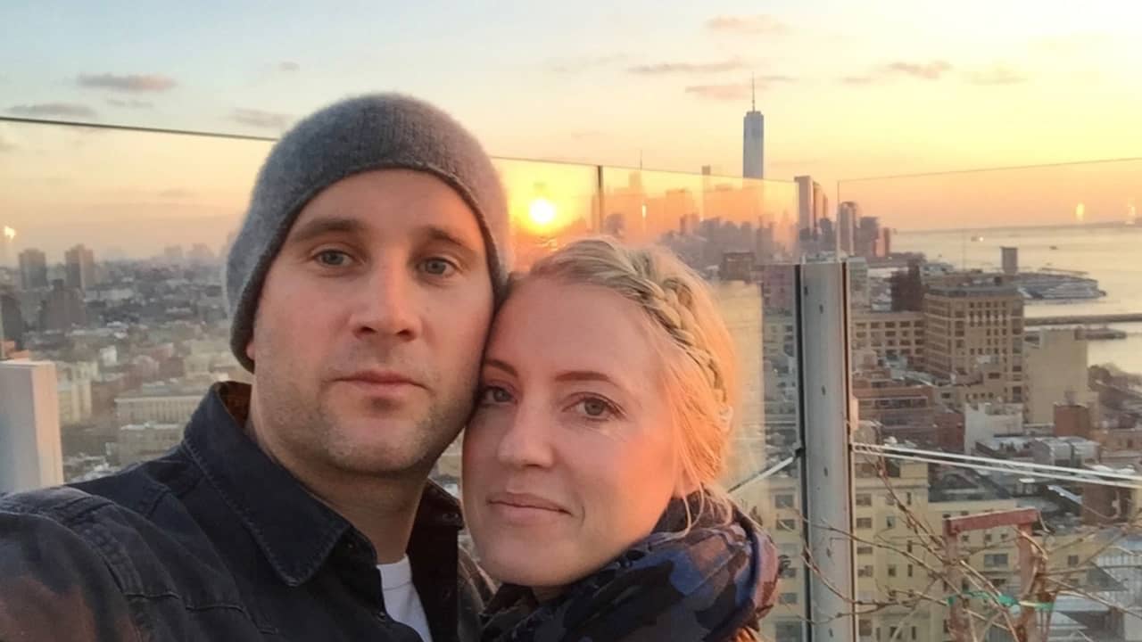 كيف الجمع القدر بين حب طفولة نشأ في لندن بعد سنوات؟