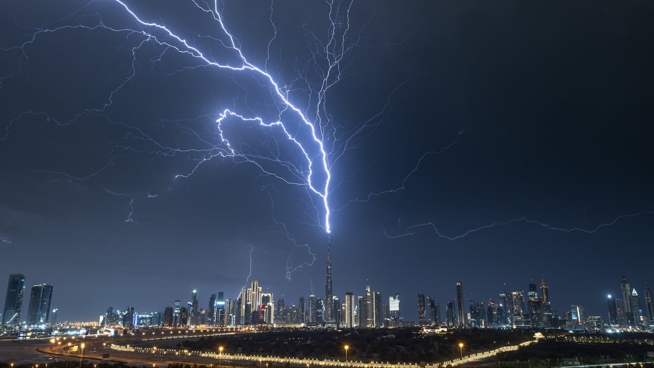 "رقصة فوضوية" في دبي.. صاعقة تضرب برج خليفة في مشهد مهيب وسط التقلبات الجوية