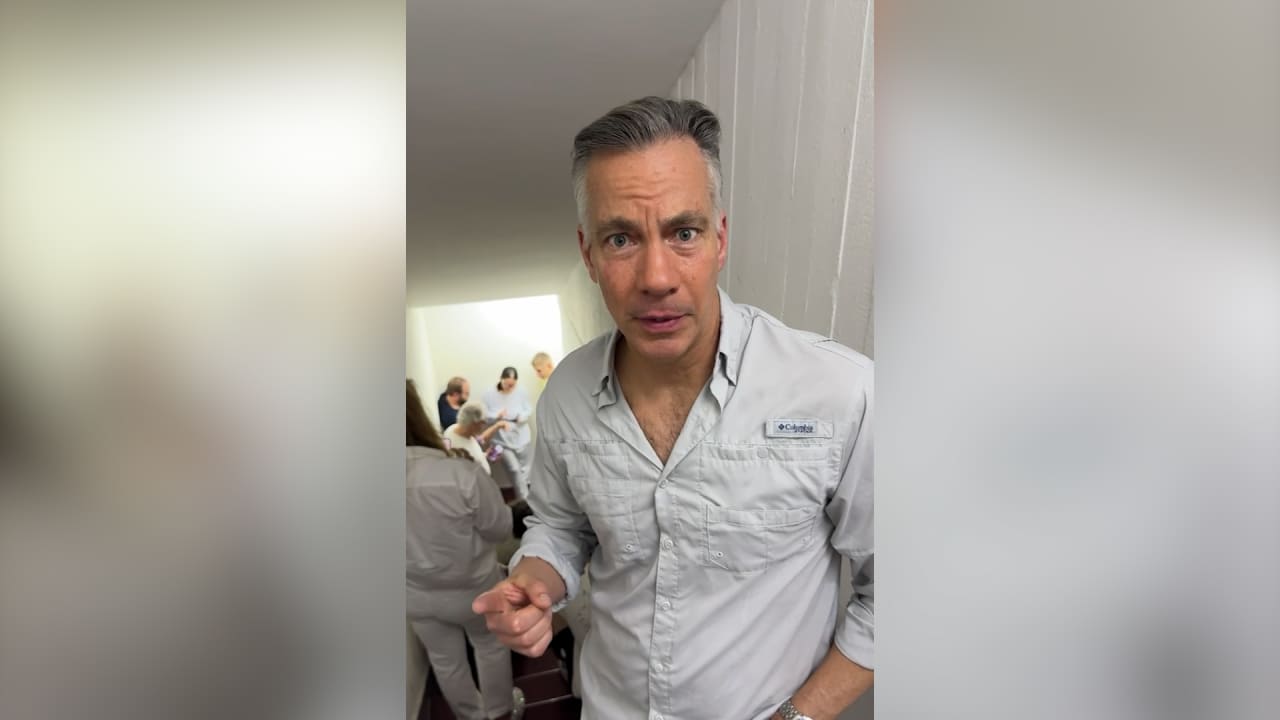 فريق CNN يحتمي لحظة رصد صواريخ فوق تل أبيب