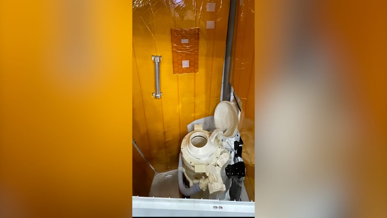 خلل في مرحاض مركبة "أرتيمس 2" خلال رحلتها حول القمر.. ما الذي حدث؟