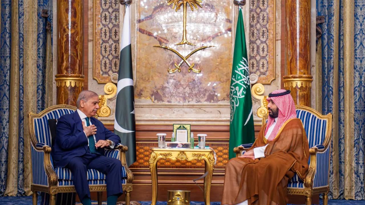 بعد وصول قوات باكستانية.. محمد بن سلمان يستقبل شهباز شريف في جدة